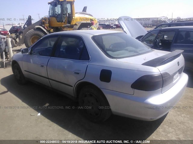 1HGCG5641XA010526 - 1999 HONDA ACCORD LX SILVER photo 3