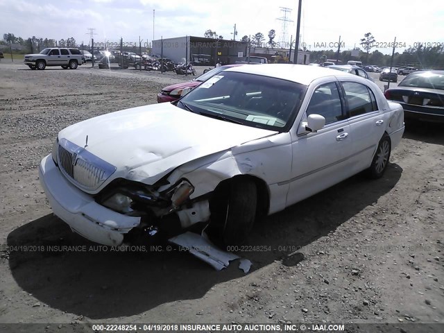 1LNHM81W96Y606394 - 2006 LINCOLN TOWN CAR SIGNATURE WHITE photo 2