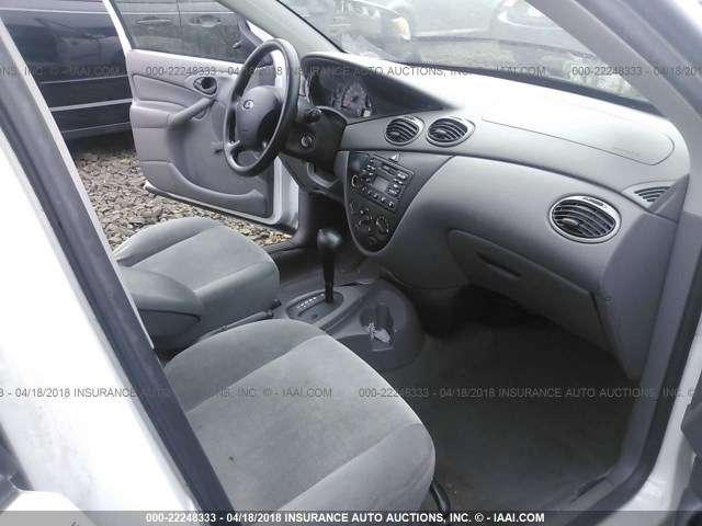 1FAFP33P12W301589 - 2002 FORD FOCUS LX WHITE photo 5