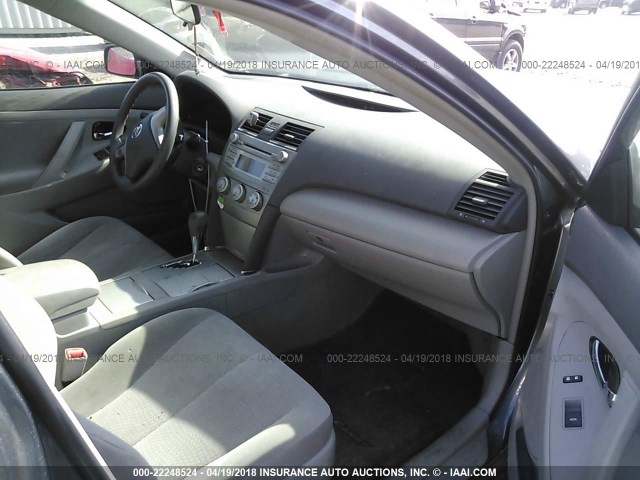 4T4BF3EK2BR131754 - 2011 TOYOTA CAMRY SE/LE/XLE GRAY photo 5