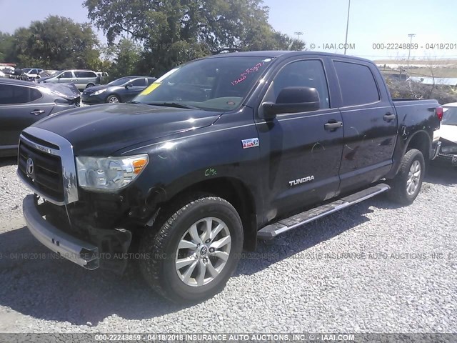 5TFEY5F10DX138744 - 2013 TOYOTA TUNDRA CREWMAX SR5 BLACK photo 2