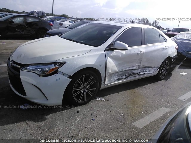 4T1BF1FK5GU180287 - 2016 TOYOTA CAMRY LE/XLE/SE/XSE WHITE photo 2