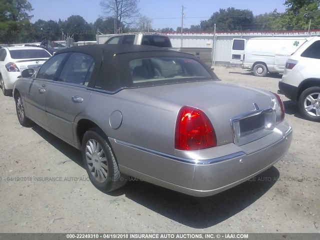 1LNHM82W13Y675199 - 2003 LINCOLN TOWN CAR SIGNATURE BEIGE photo 3