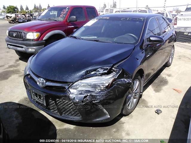 4T1BF1FK0HU717147 - 2017 TOYOTA CAMRY LE/XLE/SE/XSE BLACK photo 2