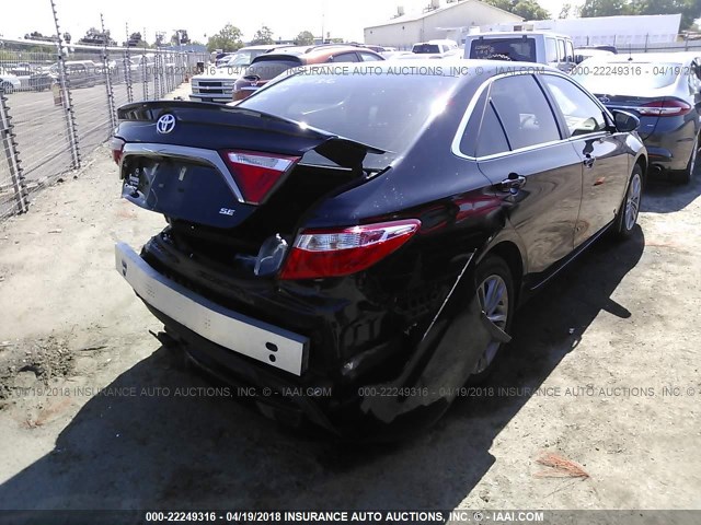 4T1BF1FK0HU717147 - 2017 TOYOTA CAMRY LE/XLE/SE/XSE BLACK photo 4