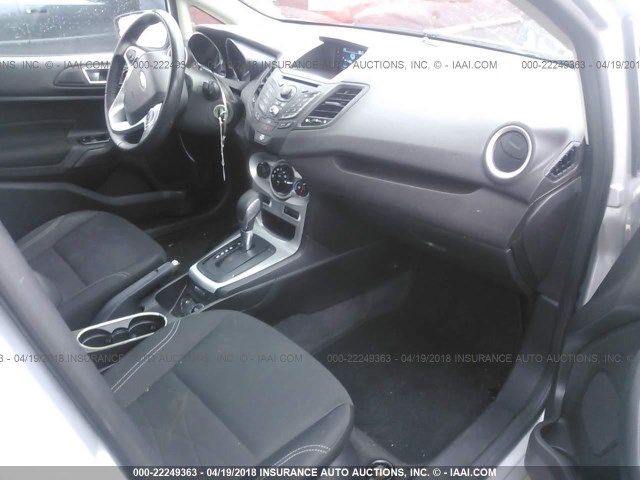 3FADP4EJ8EM114747 - 2014 FORD FIESTA SE SILVER photo 5