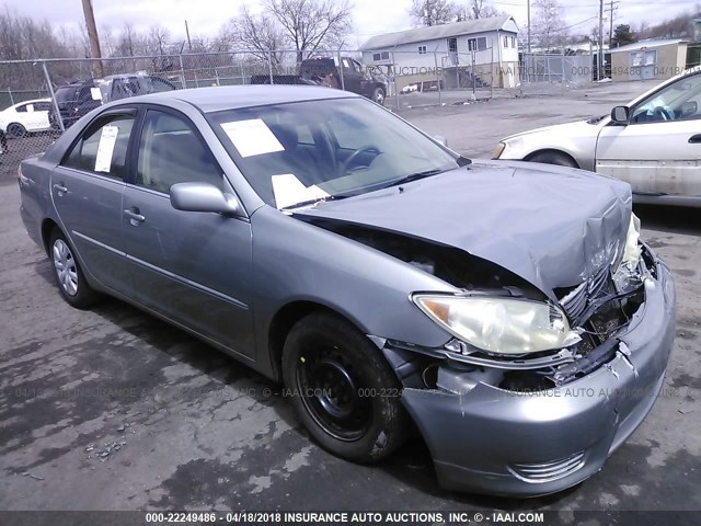 4T1BE32K05U638237 - 2005 TOYOTA CAMRY LE/XLE/SE ნაცრისფერი ფოტო 1