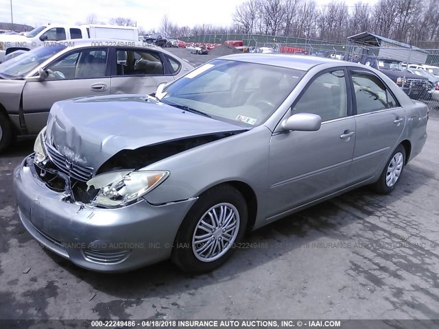 4T1BE32K05U638237 - 2005 TOYOTA CAMRY LE/XLE/SE ნაცრისფერი ფოტო 2