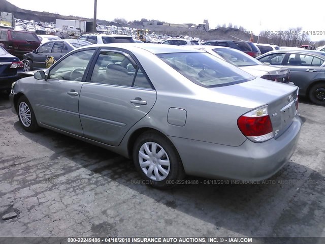 4T1BE32K05U638237 - 2005 TOYOTA CAMRY LE/XLE/SE ნაცრისფერი ფოტო 3