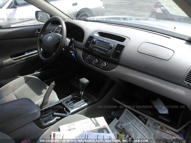 4T1BE32K05U638237 - 2005 TOYOTA CAMRY LE/XLE/SE ნაცრისფერი ფოტო 5