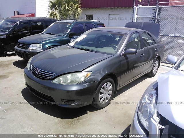4T1BE32K35U624249 - 2005 TOYOTA CAMRY LE/XLE/SE ნაცრისფერი ფოტო 2