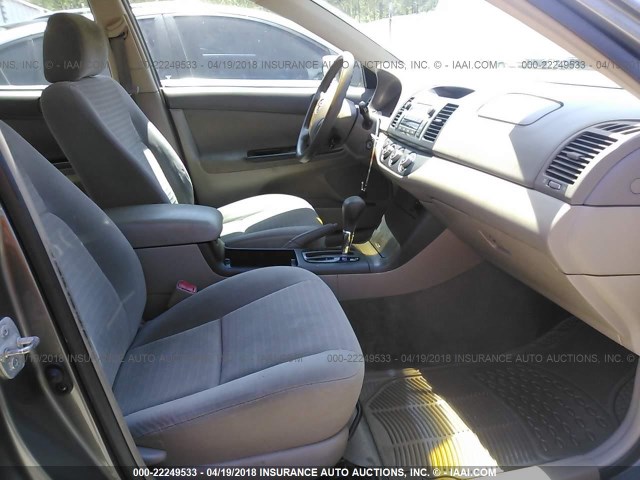 4T1BE32K35U624249 - 2005 TOYOTA CAMRY LE/XLE/SE ნაცრისფერი ფოტო 5