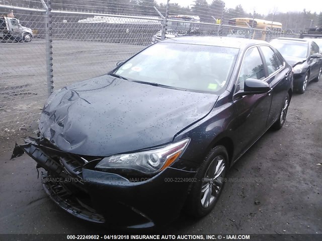 4T1BF1FK0HU752562 - 2017 TOYOTA CAMRY LE/XLE/SE/XSE GRAY photo 2