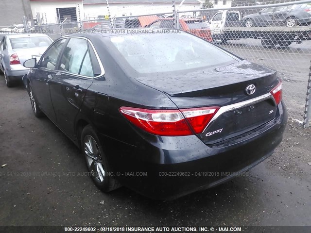 4T1BF1FK0HU752562 - 2017 TOYOTA CAMRY LE/XLE/SE/XSE GRAY photo 3