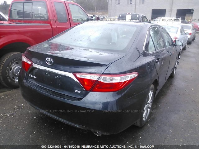 4T1BF1FK0HU752562 - 2017 TOYOTA CAMRY LE/XLE/SE/XSE GRAY photo 4