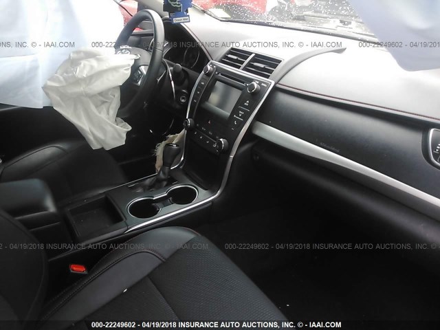 4T1BF1FK0HU752562 - 2017 TOYOTA CAMRY LE/XLE/SE/XSE GRAY photo 5