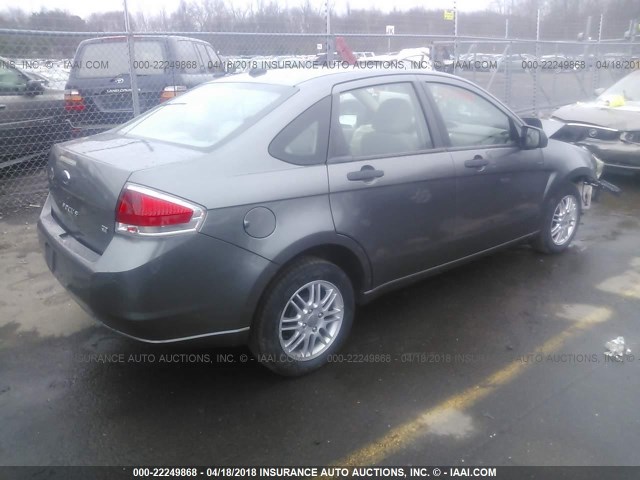 1FAHP3FN8BW157297 - 2011 FORD FOCUS SE GRAY photo 4