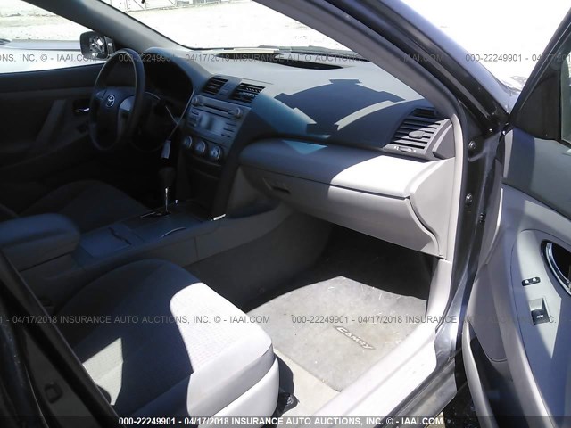 4T1BF3EK4BU675070 - 2011 TOYOTA CAMRY SE/LE/XLE GRAY photo 5