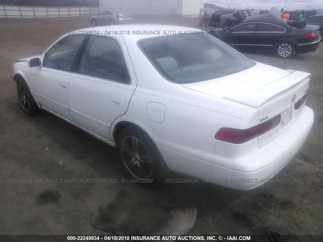 JT2BG22K2V0022337 - 1997 TOYOTA CAMRY LE/XLE WHITE photo 3