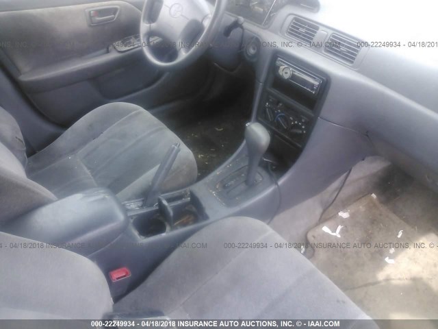 JT2BG22K2V0022337 - 1997 TOYOTA CAMRY LE/XLE WHITE photo 5
