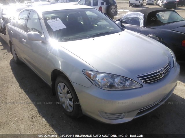 4T1BE32K35U512387 - 2005 TOYOTA CAMRY LE/XLE/SE ვერცხლისფერი ფოტო 1