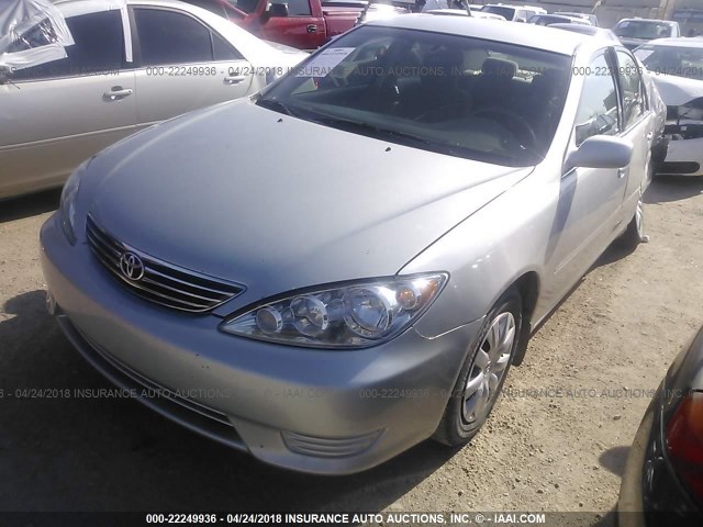 4T1BE32K35U512387 - 2005 TOYOTA CAMRY LE/XLE/SE ვერცხლისფერი ფოტო 2