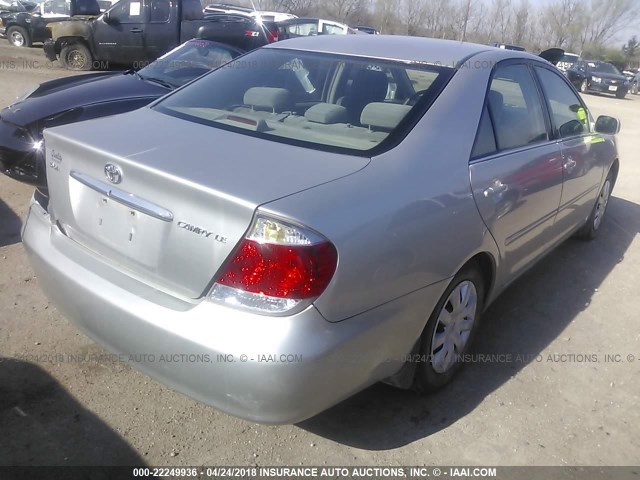 4T1BE32K35U512387 - 2005 TOYOTA CAMRY LE/XLE/SE ვერცხლისფერი ფოტო 4