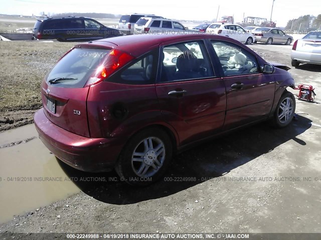 3FAFP37363R175810 - 2003 FORD FOCUS ZX5 RED photo 4