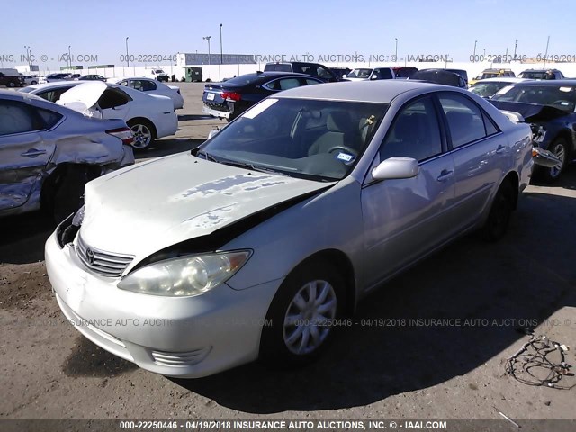 4T1BE32K05U035031 - 2005 TOYOTA CAMRY LE/XLE/SE ვერცხლისფერი ფოტო 2