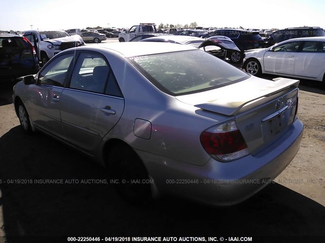 4T1BE32K05U035031 - 2005 TOYOTA CAMRY LE/XLE/SE ვერცხლისფერი ფოტო 3