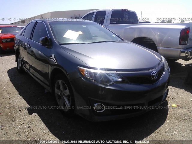 4T1BF1FK0EU370043 - 2014 TOYOTA CAMRY L/SE/LE/XLE 灰色 照片 1