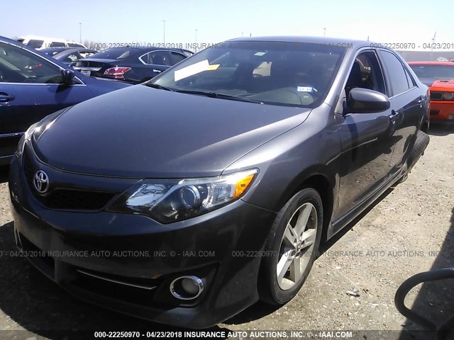 4T1BF1FK0EU370043 - 2014 TOYOTA CAMRY L/SE/LE/XLE 灰色 照片 2