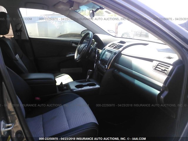 4T1BF1FK0EU370043 - 2014 TOYOTA CAMRY L/SE/LE/XLE 灰色 照片 5