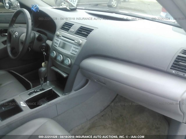 4T4BE46K29R095856 - 2009 TOYOTA CAMRY SE/LE/XLE SILVER photo 5