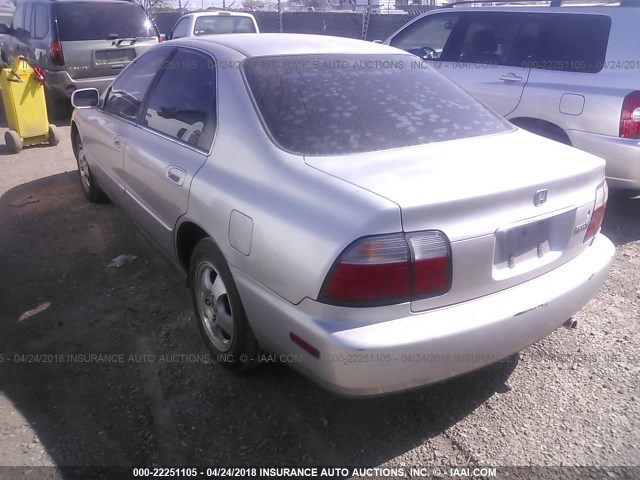 1HGCD560XVA105802 - 1997 HONDA ACCORD SE SILVER photo 3