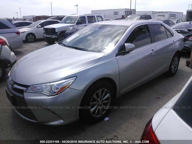 4T4BF1FK0FR505741 - 2015 TOYOTA CAMRY LE/XLE/SE/XSE ვერცხლისფერი ფოტო 2