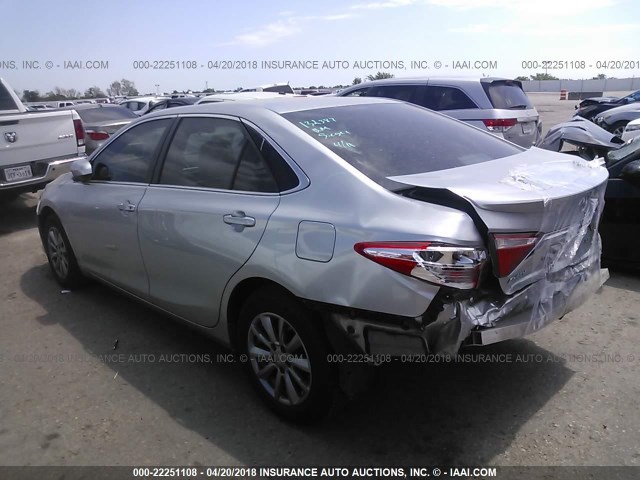 4T4BF1FK0FR505741 - 2015 TOYOTA CAMRY LE/XLE/SE/XSE ვერცხლისფერი ფოტო 3