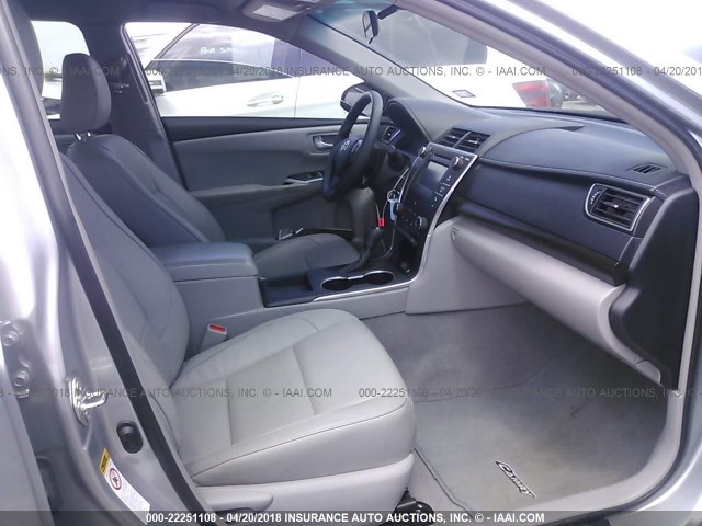 4T4BF1FK0FR505741 - 2015 TOYOTA CAMRY LE/XLE/SE/XSE ვერცხლისფერი ფოტო 5