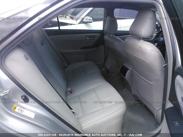 4T4BF1FK0FR505741 - 2015 TOYOTA CAMRY LE/XLE/SE/XSE ვერცხლისფერი ფოტო 8