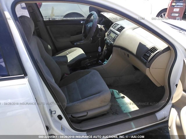 1HGCM56115A082855 - 2005 HONDA ACCORD DX WHITE photo 5