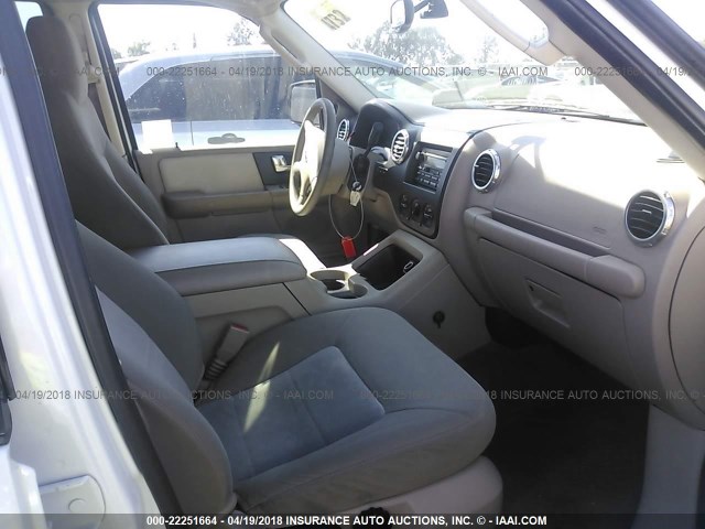 1FMPU15L54LA47732 - 2004 FORD EXPEDITION XLT თეთრი ფოტო 5