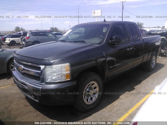 1GCSKSE39AZ207744 - 2010 CHEVROLET SILVERADO K1500 LT GRAY photo 2