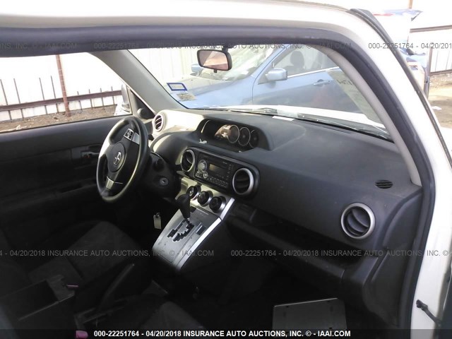 JTLZE4FE5B1127721 - 2011 TOYOTA SCION XB WHITE photo 5