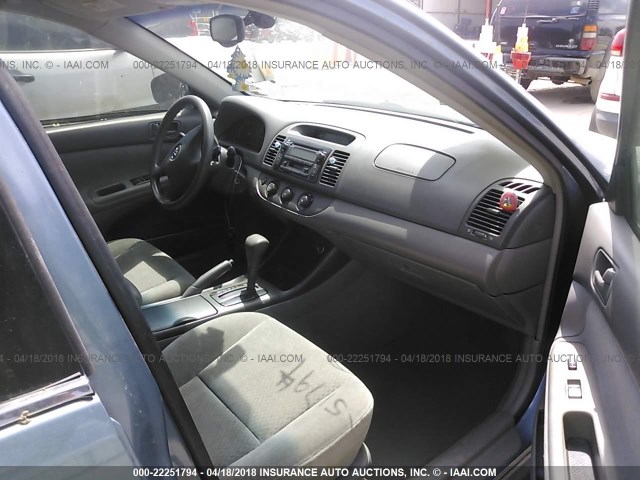 4T1BE32K72U531455 - 2002 TOYOTA CAMRY LE/XLE/SE ლურჯი ფოტო 5