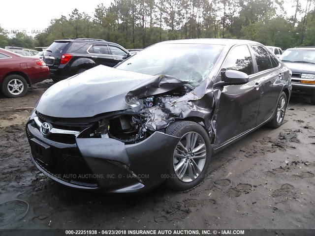 4T1BF1FK0HU778739 - 2017 TOYOTA CAMRY LE/XLE/SE/XSE ნაცრისფერი ფოტო 2