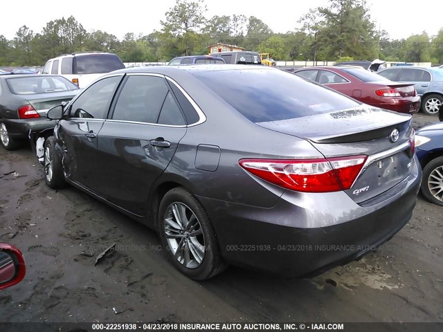 4T1BF1FK0HU778739 - 2017 TOYOTA CAMRY LE/XLE/SE/XSE ნაცრისფერი ფოტო 3