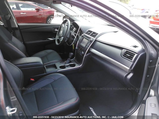 4T1BF1FK0HU778739 - 2017 TOYOTA CAMRY LE/XLE/SE/XSE GRAY photo 5