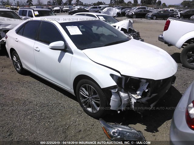 4T1BF1FK5FU069477 - 2015 TOYOTA CAMRY LE/XLE/SE/XSE WHITE photo 1
