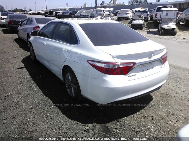 4T1BF1FK5FU069477 - 2015 TOYOTA CAMRY LE/XLE/SE/XSE WHITE photo 3