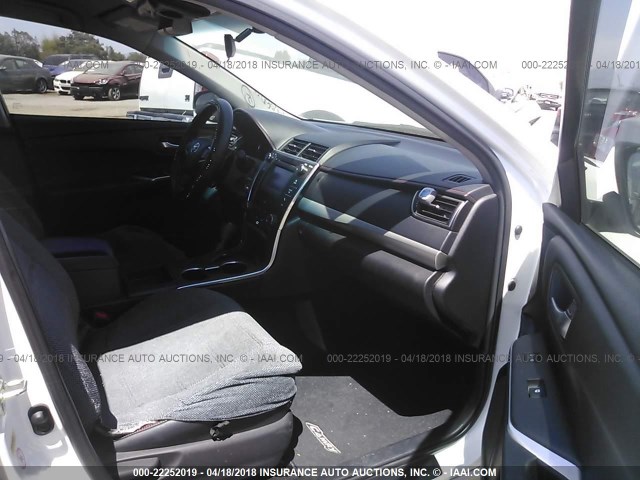 4T1BF1FK5FU069477 - 2015 TOYOTA CAMRY LE/XLE/SE/XSE WHITE photo 5